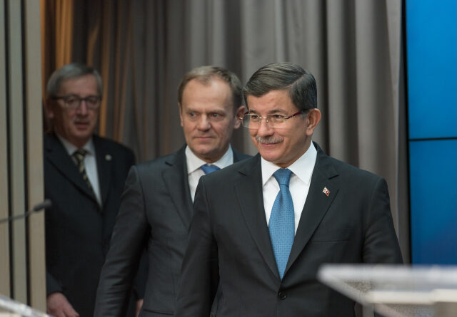 Jednání v Bruselu, které má vyústit v podpis dohody s Tureckem, se posunulo správným směrem. Na snímku (zepředu) turecký premiér Ahmet Davutoglu, předseda Evropské rady Donald Tusk a předseda Evropské komise Jean-Claude Juncker.