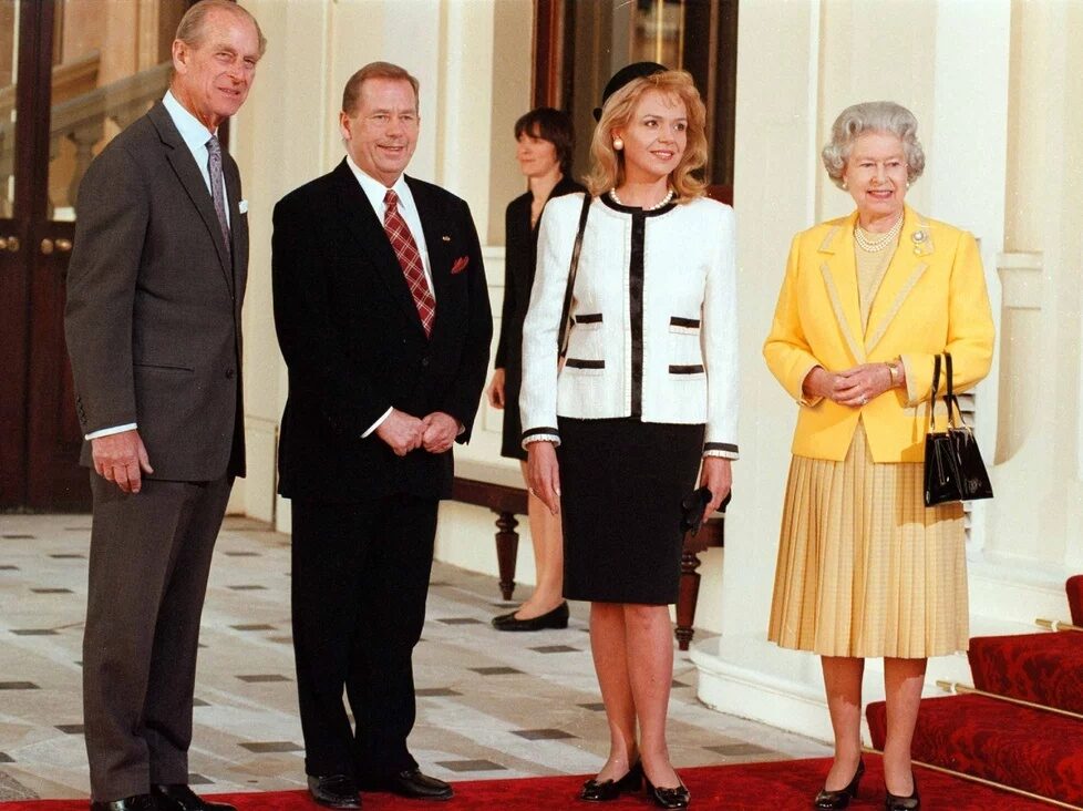 Britská královna Alžběta II. s manželem a českým prezidentem Václavem Havlem a jeho ženou Dagmar v roce 1996 při návštěvě České republiky