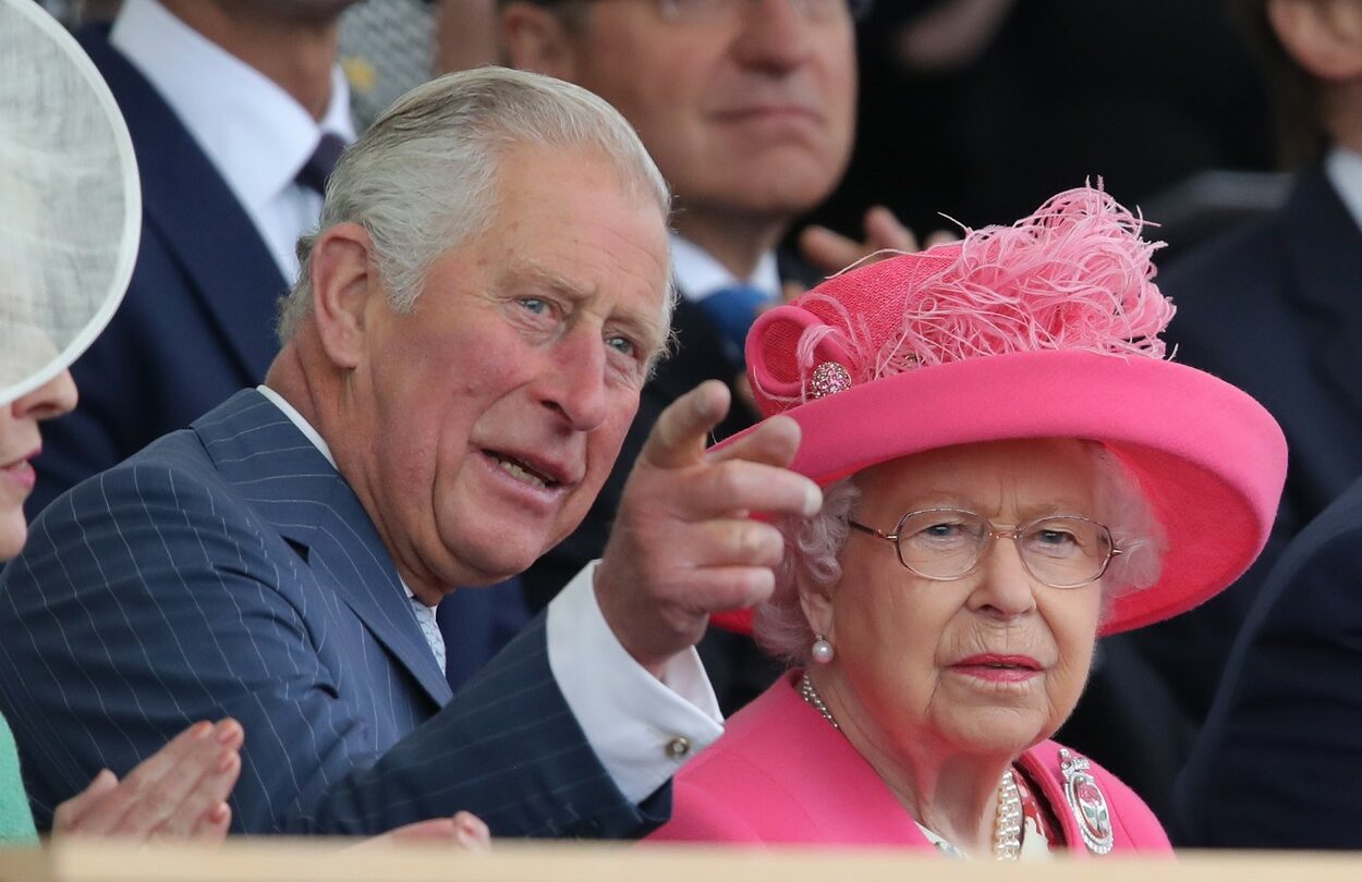Zesnulá královna Alžběta II. a její syn král Karel III.