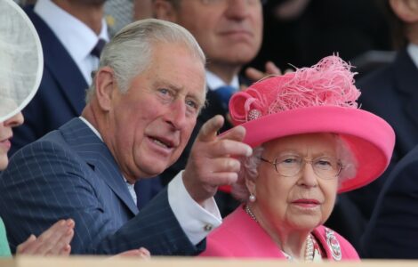Zesnulá královna Alžběta II. a její syn král Karel III.
