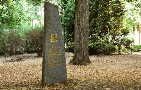 Pomník obětem nacismu na Ďáblickém hřbitově