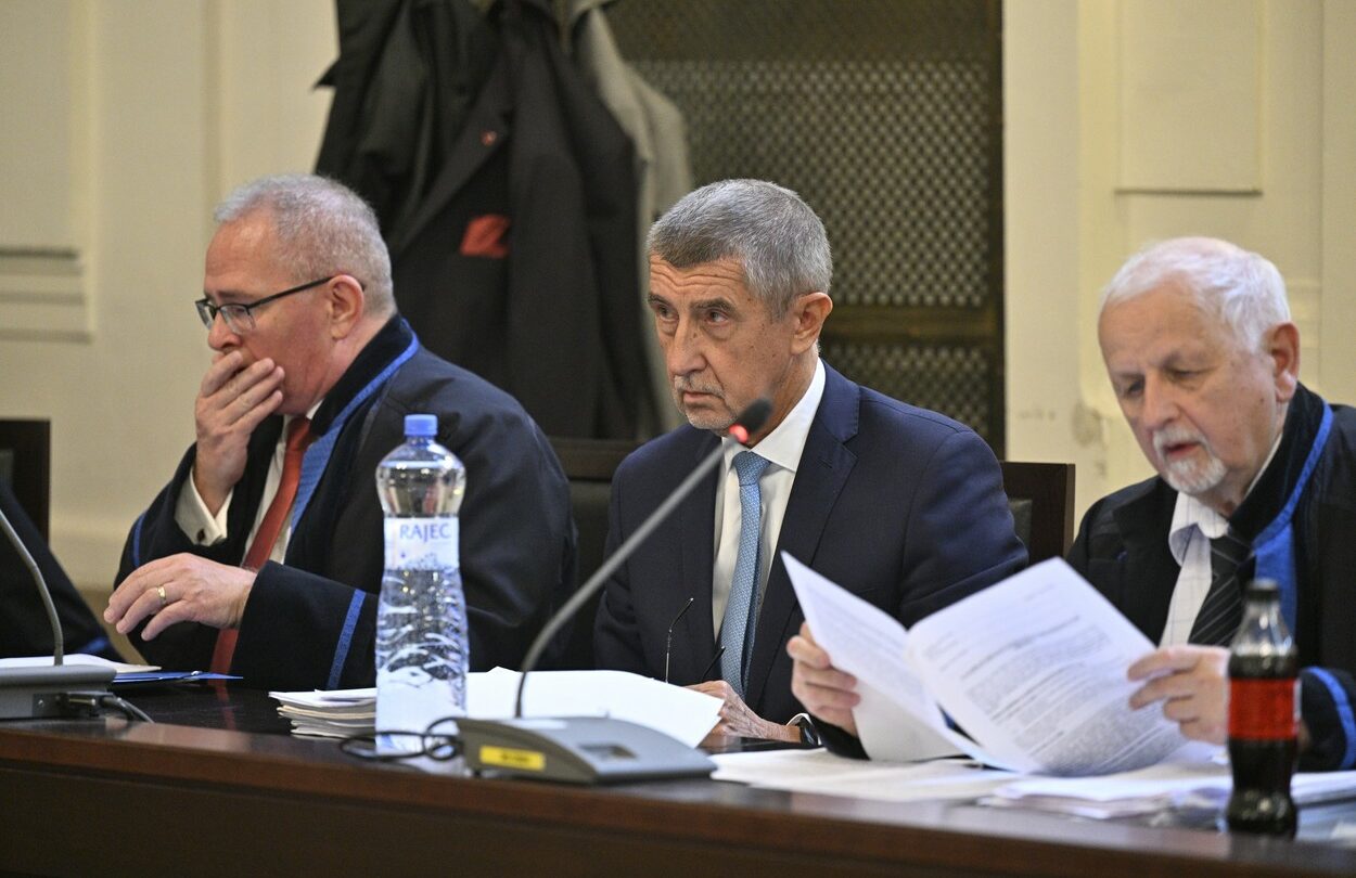 Andrej Babiš (ANO) u soudu s advokáty Brunou (na fotografii vpravo) a Bartončíkem
