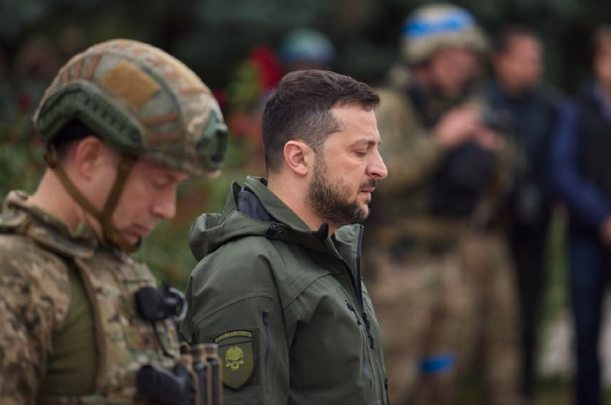 Volodymyr Zelenskyj při návštěvě osvobozeného Izjumu