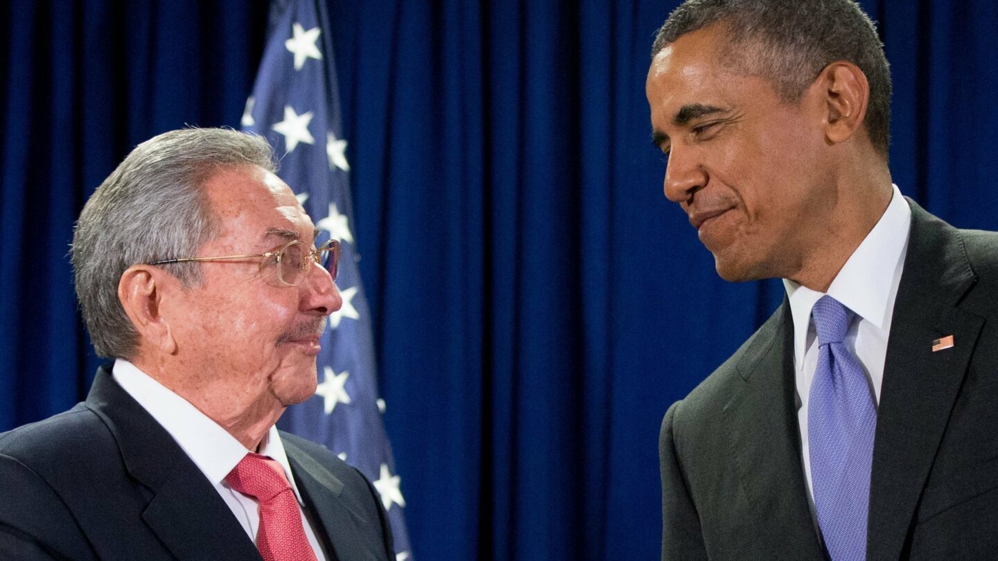 Kubánský diktátor Raúl Castro (vlevo) a tehdejší americký prezident Barack Obama (ilustrační foto)