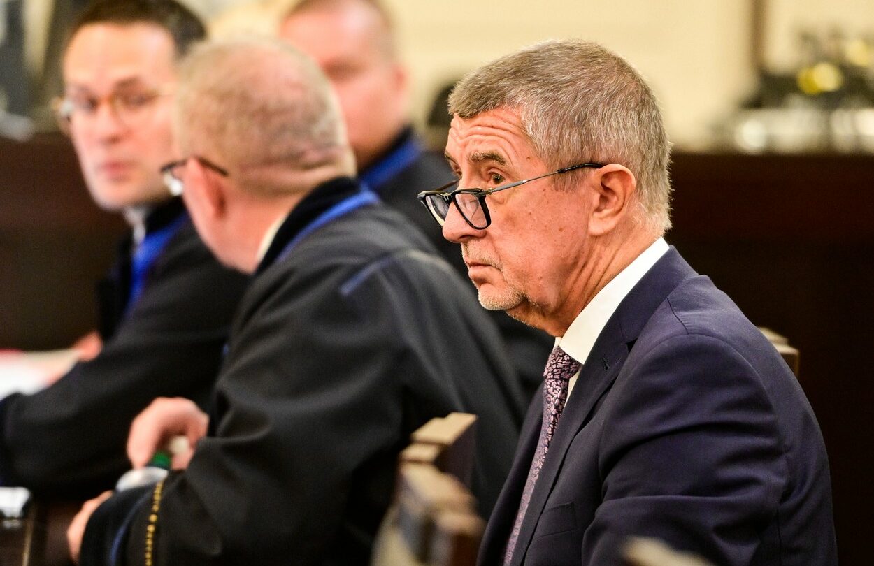 Andrej Babiš (ANO) v soudní síni jako obžalovaný v kauze Čapí hnízdo.