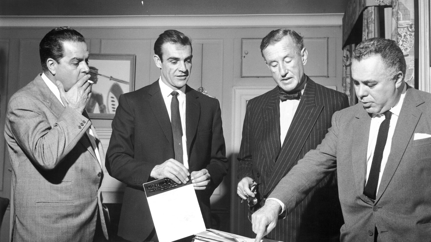 Příprava natáčení první bondovky Dr. No (1962). Zleva: producent Albert R. Broccoli, Sean Connery, Ian Fleming a producent Harry Saltzman. Foto: Ianfleming.com