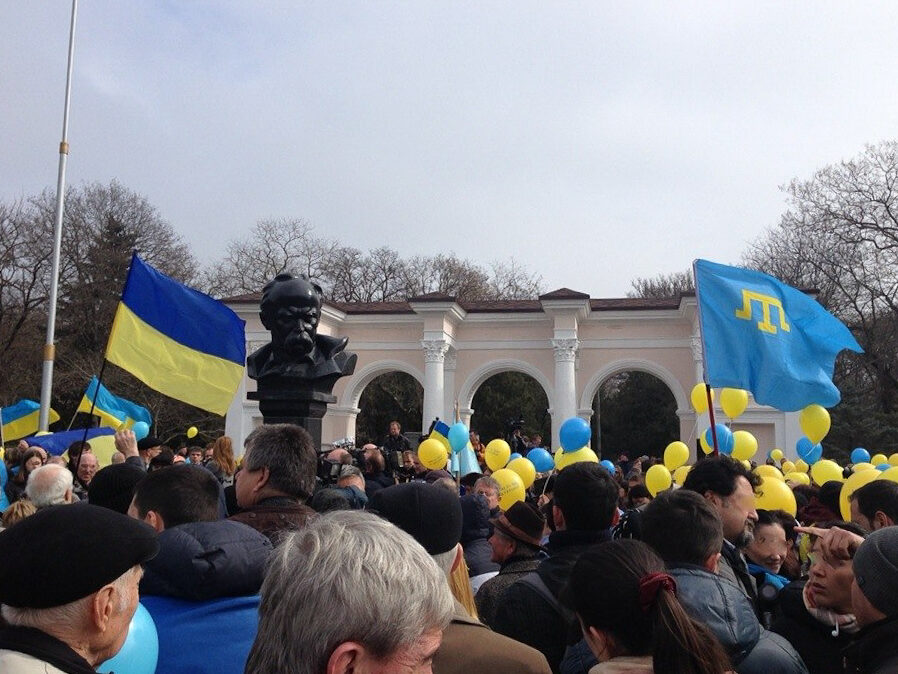 Během ruské anexe Krymu se v Simferopolu konalo několik proukrajinských demonstrací Krymských Tatarů (březen 2014)