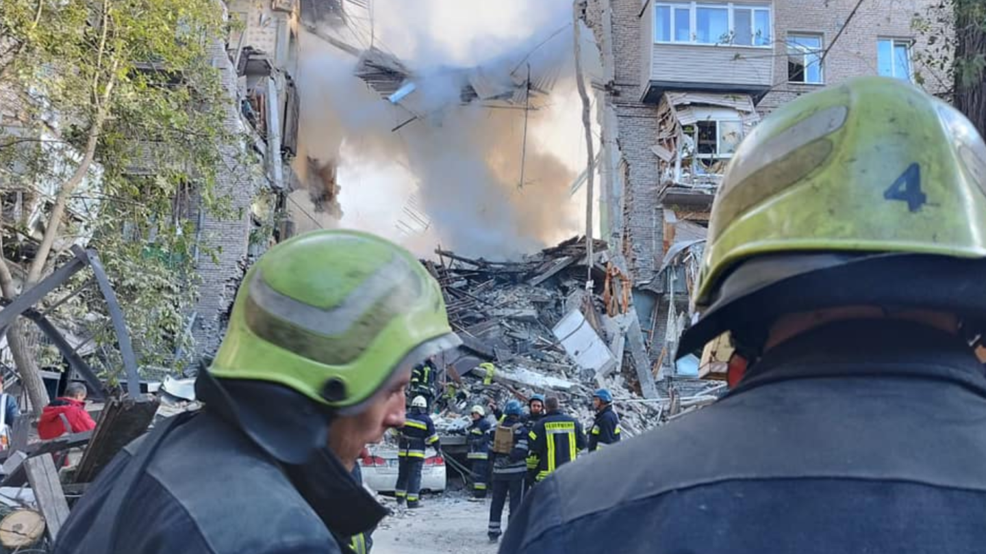 Ruský útok na ukrajinské obytné domy v roce 2022.
