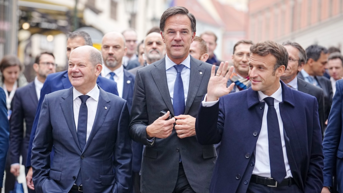 Německý kancléř Olaf Scholz, nizozemský premiér Mark Rutte a francouzský prezident Emmanuel Macron