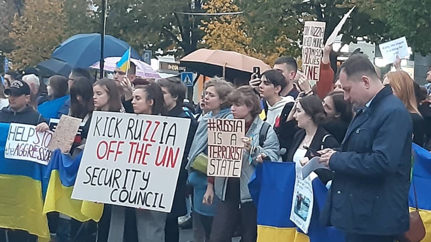 Stovky lidí v centru Prahy protestovaly proti ruskému bombardování na Ukrajině
