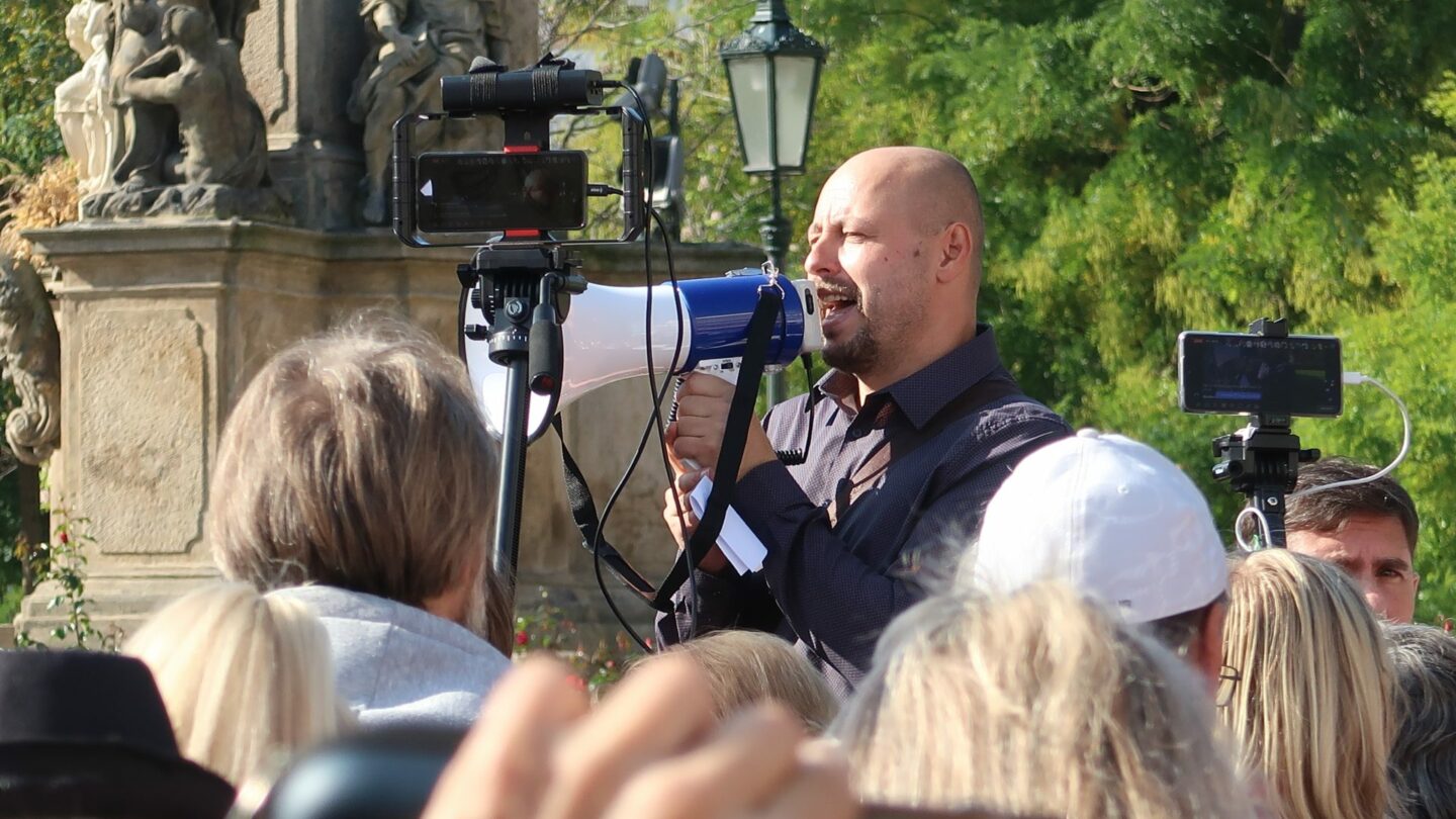 Demonstrace proti vládě v režii Jiřího Havla a Ladislava Vrabela