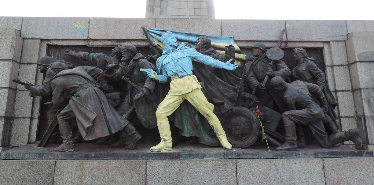 Památník Rudé armády v Sofii – umělecká intervence z roku 2014 s názvem Sláva Ukrajině