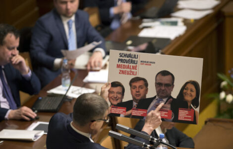 Ministr financí Andrej Babiš hovoří 23. března v Praze na mimořádné schůzi Sněmovny svolané na podnět opozice k případu Farmy Čapí hnízdo