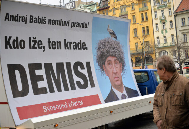 Protestní happenig Pochod čápů s heslem Žádáme EU o další peníze pro Andreje Babiše.