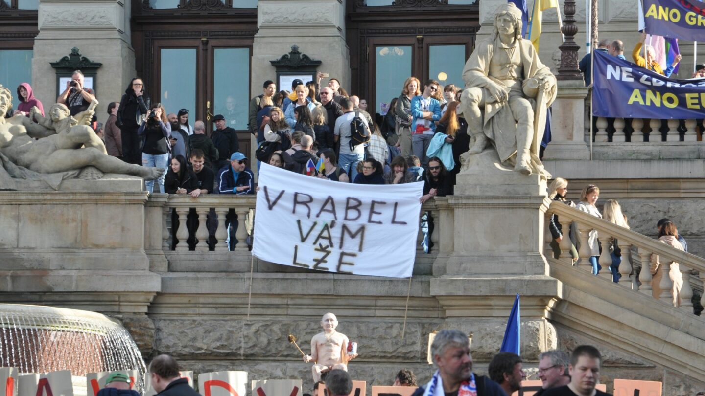 Odpůrci demonstrace na Václavském náměstí, 28. října 2022
