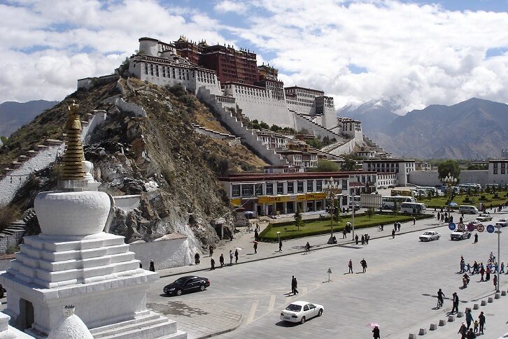 Pohled z úpatí Čagpori na palác Potála v tibetské Lhase