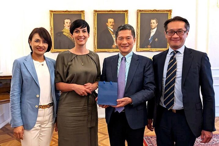 Tchajwanský ministr kultury Li Jung-te při setkání s předsedkyní Sněmovny PČR Markétou Pekarovou Adamovou v Praze (16. 6. 2022)