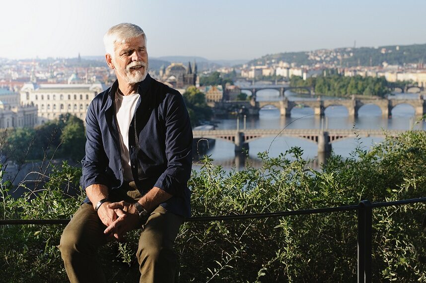 Petr Pavel se na fotografii ČTK takřka vznáší nad Prahou. To ale není to, co mu pomůže vyhrát volby