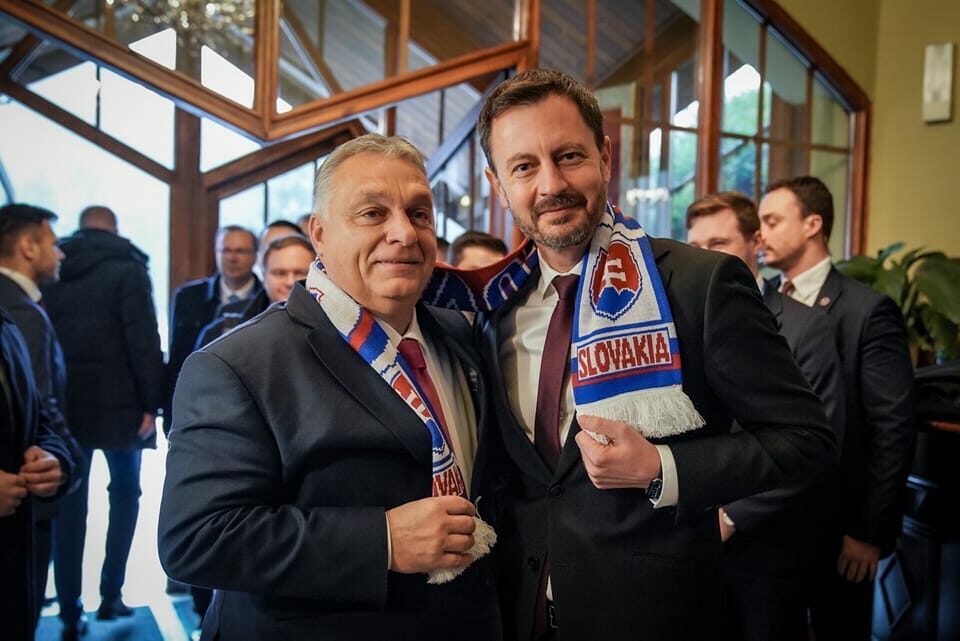 "Všiml jsem si, že Viktor Orbán má starou šálu, proto jsem mu dnes daroval novou," napsal ve čtvrtek na sociální síti slovenský premiér Eduard Heger.