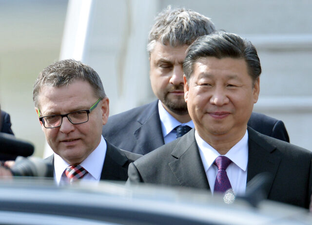 Čínský prezident Si Ťin-pching (vpravo) přiletěl 28. března do Prahy. Před terminálem Letiště Václava Havla ho přivítal ministr zahraničí Lubomír Zaorálek (vlevo). 