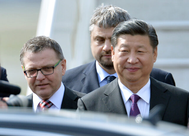 Čínský prezident Si Ťin-pching (vpravo) přiletěl 28. března do Prahy. Před terminálem Letiště Václava Havla ho přivítal ministr zahraničí Lubomír Zaorálek (vlevo).