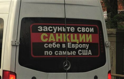 Slogan "Strčte si své sankce až do Evropy" na minibusu ve Volgogradu. To bylo v roce 2015, kdy postih ruské ekonomiky nebyl zdaleka tak výrazný jako dnes.