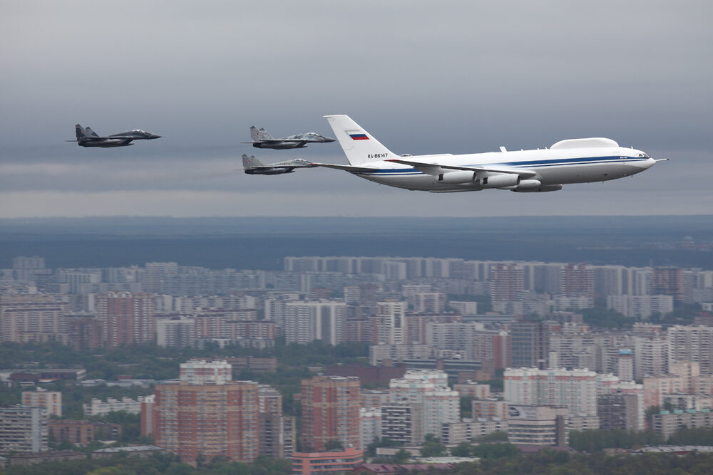 Iljušin Il-80 v doprovodu stíhačů nad Moskvou při přehlídce v roce 2010