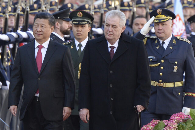 Čínský prezident Si Ťin-pching s českým prezidentem Milošem Zemanem