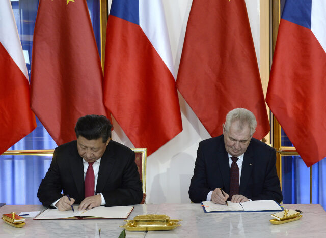 Podpis smlouvy o strategické spolupráci mezi Českem a Čínou.