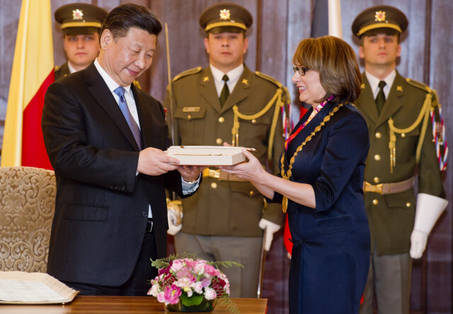 Čínský prezident Si Ťin-pching (vlevo) se 29. března 2016 v Praze setkal s pražskou primátorkou Adrianou Krnáčovou. Při této příležitosti obdržel symbolický klíč od Prahy.