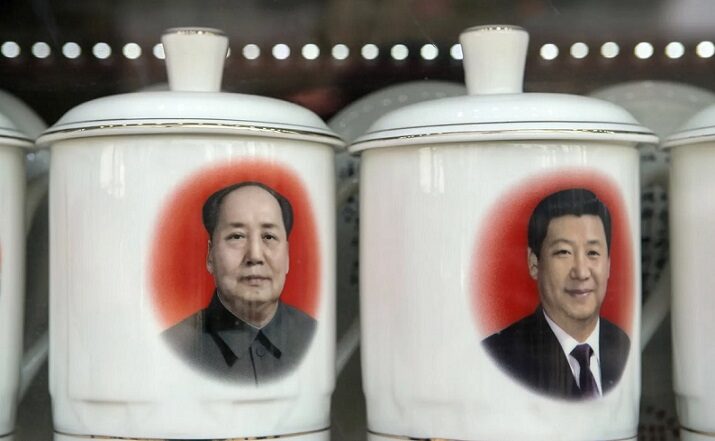 Čínský porcelán s portréty komunistických vůdců Mao Ce-tunga a Si Ťin-pchinga
