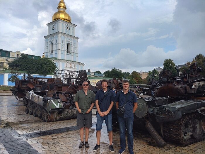 Libor Winkler (první zleva) jezdí na Ukrajinu a do Kyjeva pravidelně i v době války