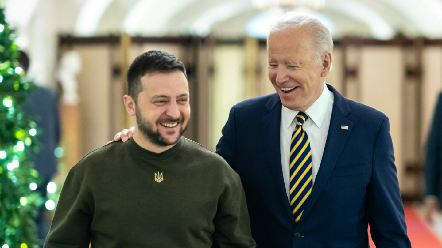 Ukrajinský prezident Volodymyr Zelenskyj s prezidentem USA Joem Bidenem.