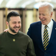 Ukrajinský prezident Volodymyr Zelenskyj s prezidentem Spojených států Joem Bidenem.
