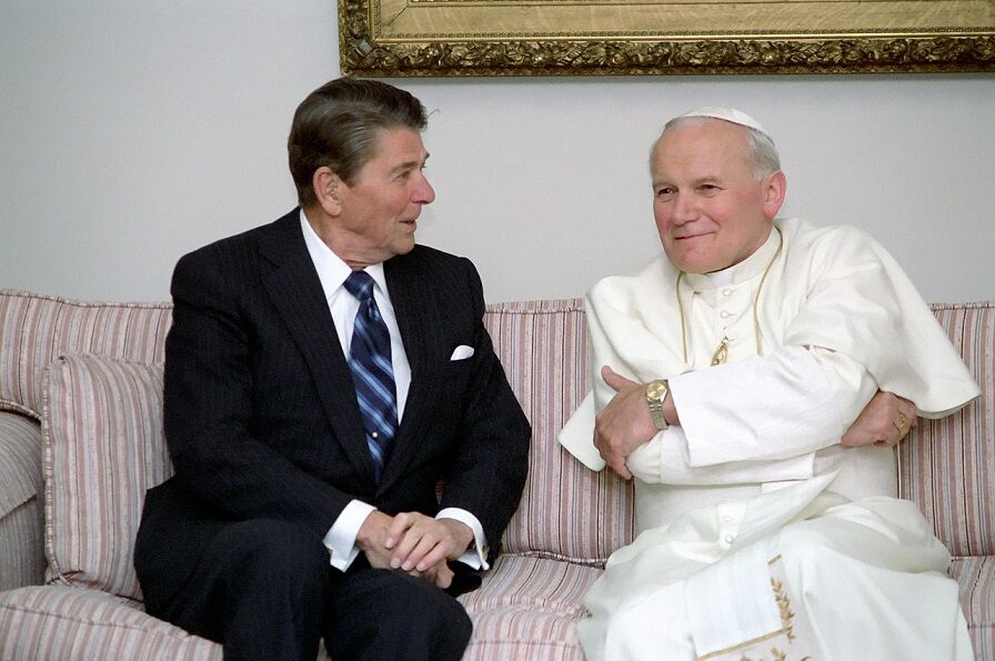 Setkání papeže Jana Pavla II. s americkým prezidentem Ronaldem Reaganem (Aljaška, 1984).
