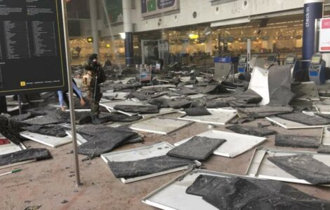 Takhle to na letišti vypadalo po útocích.