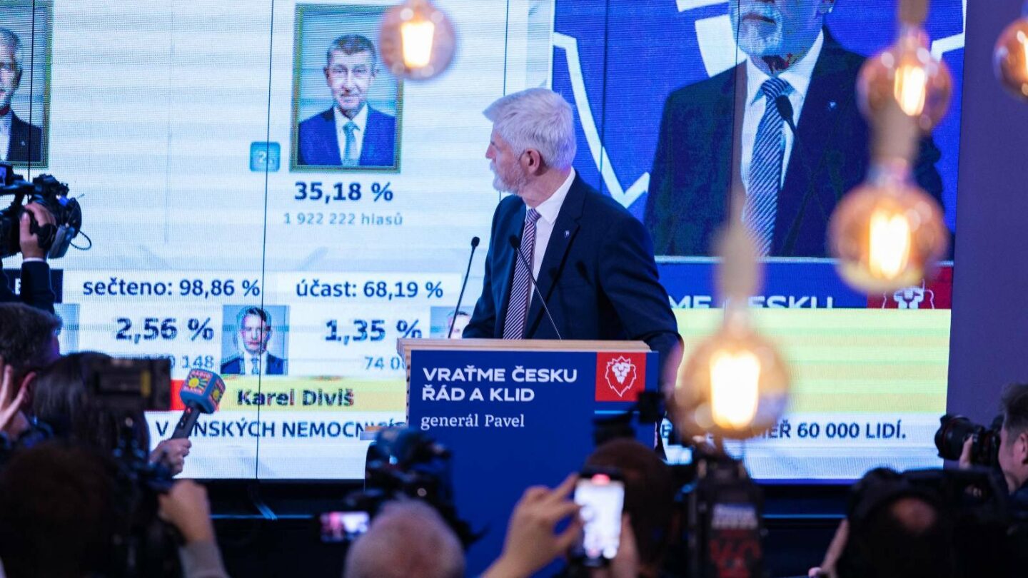 Kandidát na prezidenta Petr Pavel v moment, kdy v průběžném sčítání hlasů 1. kola voleb předstihl Andreje Babiše