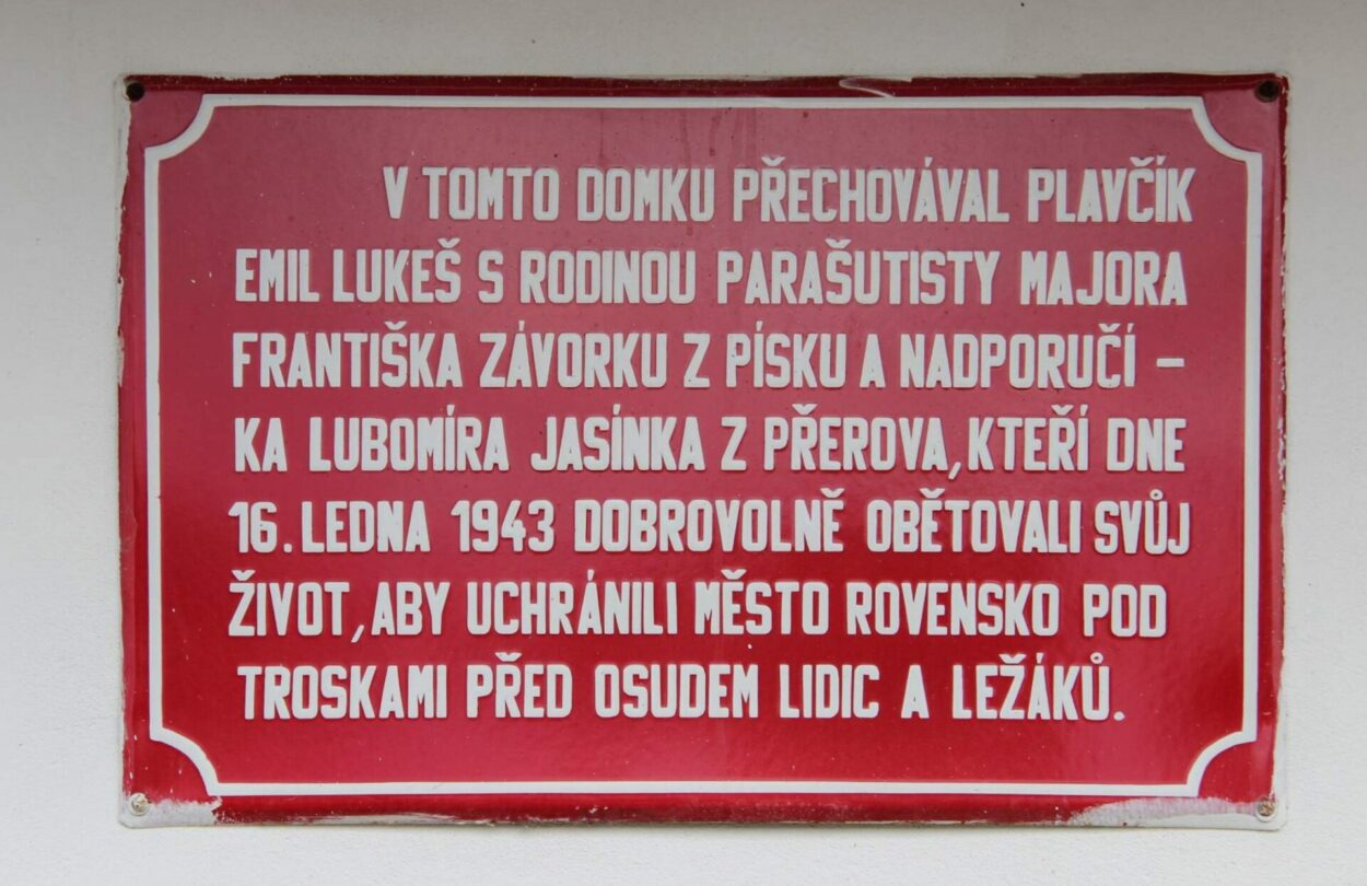 Pamětní deska na plovárně v Rovensku pod Troskami.