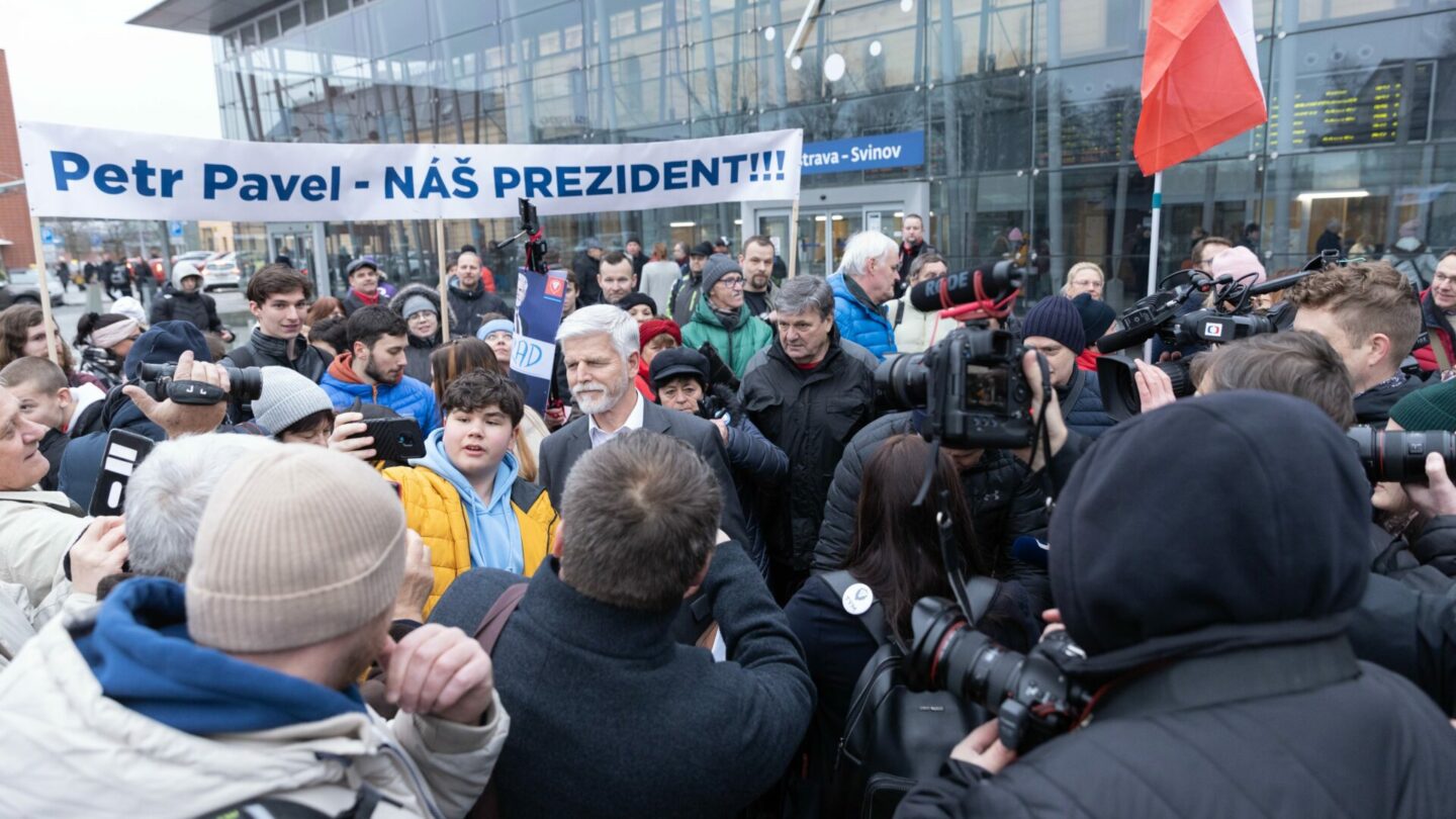 Na nádraží v Ostravě-Svinově generála Petra Pavla vítal dav příznivců.