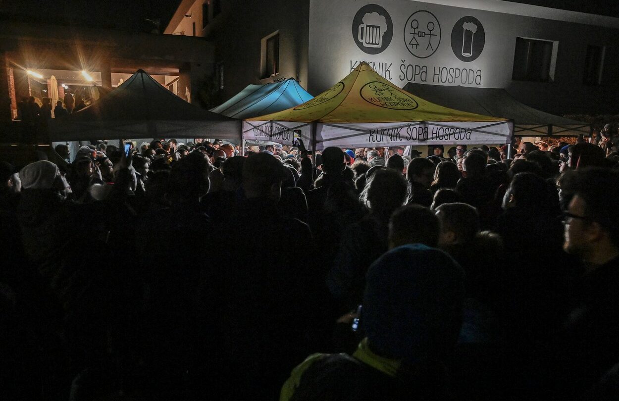 Dav lidí u pivních stanů na prostranství před hospodou Kurnik Šopa v Ostravě.
