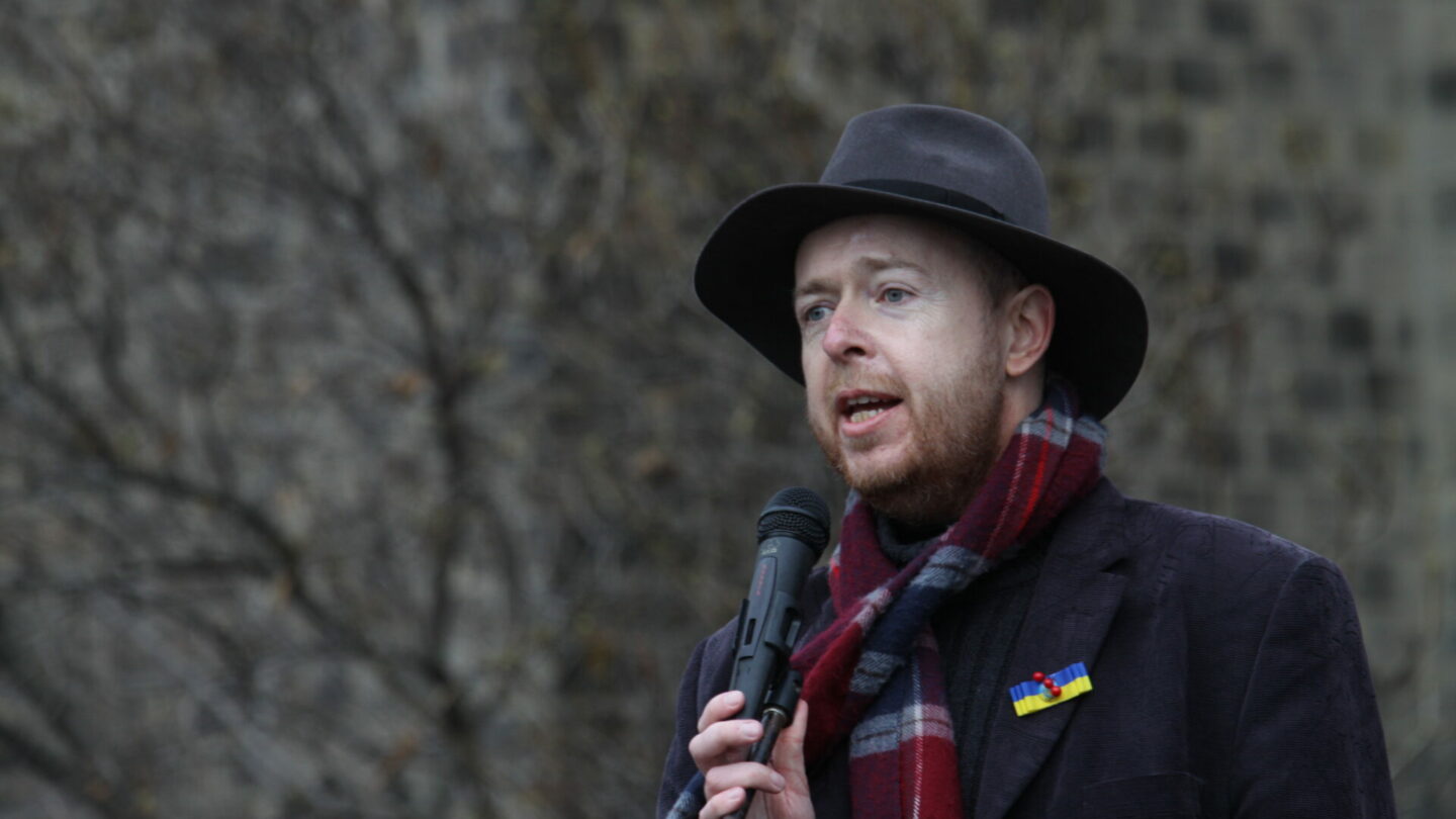 Literární historik Martin C. Putna během demonstrace Tahle Země patří všem.