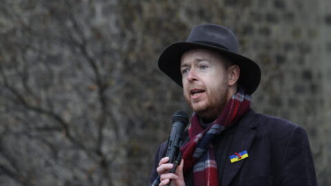 Literární historik Martin C. Putna během demonstrace Tahle Země patří všem.
