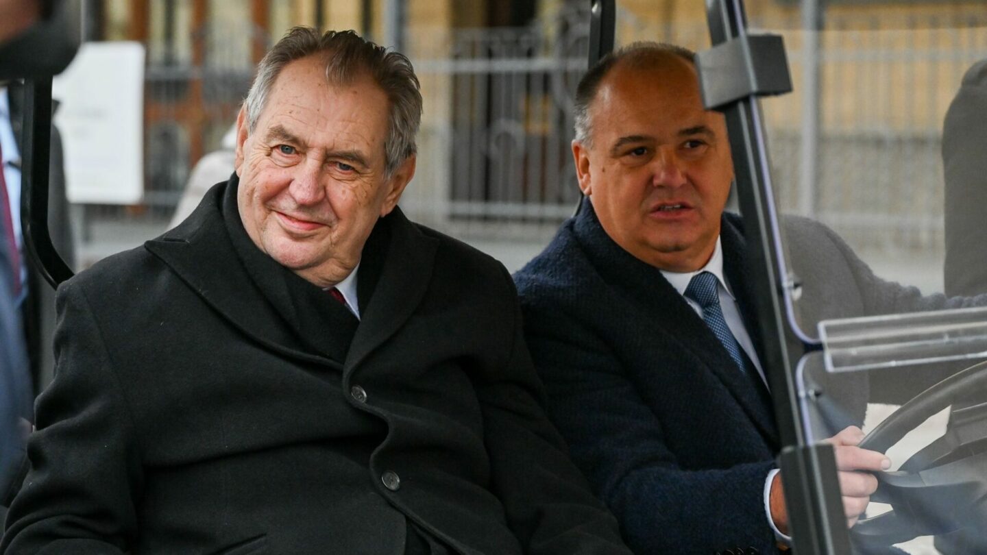 Prezident Miloš Zeman a starosta Náchoda Jan Birke (ČSSD) v golfovém vozíku.
