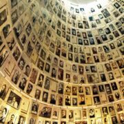 Hala se jmény obětí holocaustu v památníku Jad vašem v Jeruzalémě.