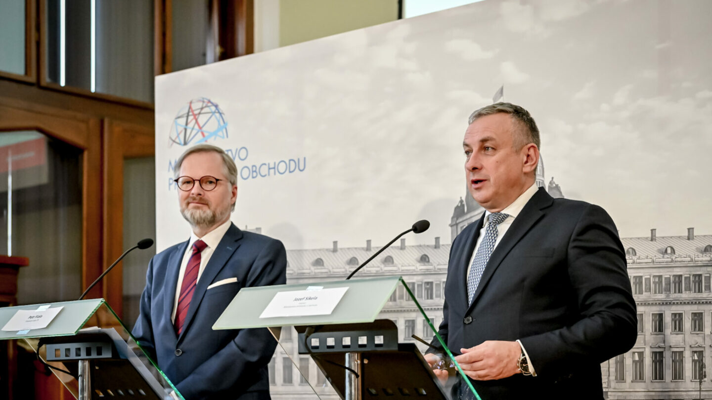 Premiér Petr Fiala (ODS) a ministr průmyslu a obchodu Jozef Síkela (za STAN)