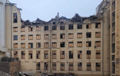 Obytný dům v Charkově zasáhli ruští okupanti