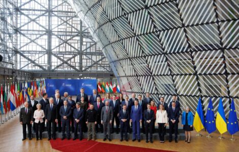 Lídři států Evropské unie na summitu v Bruselu spolu s ukrajinským prezidentem
