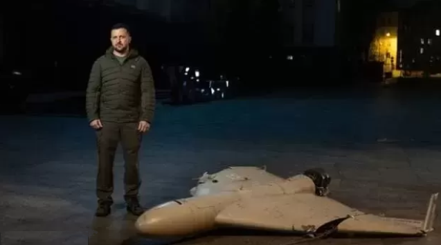 Ukrajinský prezident Volodymyr Zelenskyj u sestřeleného íránského dronu.