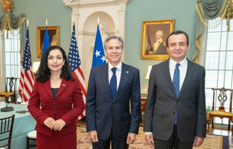 Kosovská prezidentka Vjosa Osmaniová a kosovský premiér Albin Kurti se na návštěvě USA v roce 2022 setkali s ministrem zahraničí Antony J. Blinkenem (uprostřed).