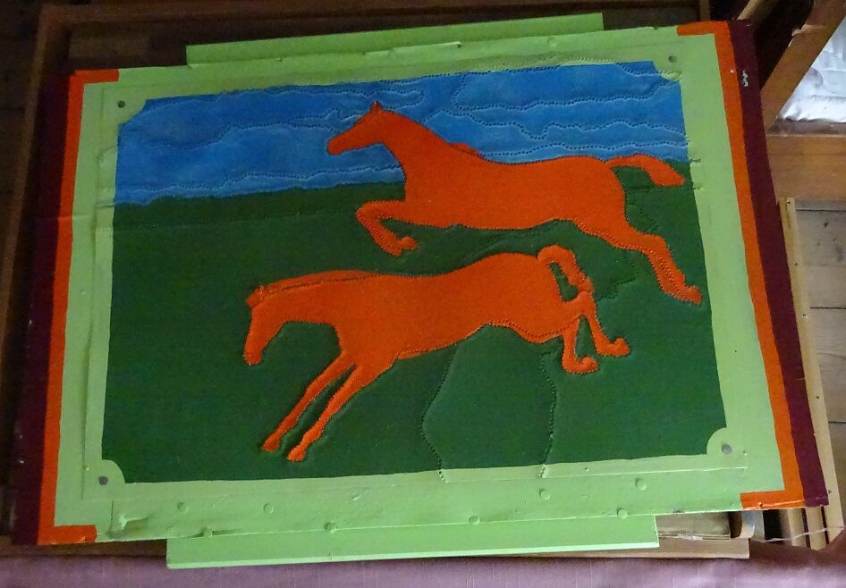 Kůň jako výraz svobody (Alena Kučerová, kolorovaná matrice grafiky)